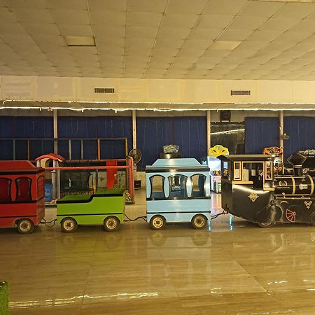 Hotel Krishna Fun Land à Mathura Extérieur photo