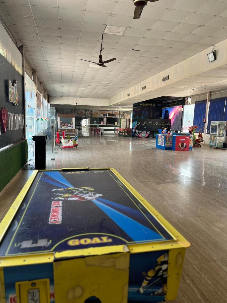 Hotel Krishna Fun Land à Mathura Extérieur photo